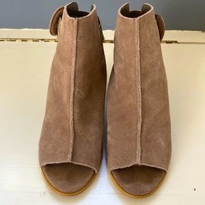 Steve Madden sued shoes